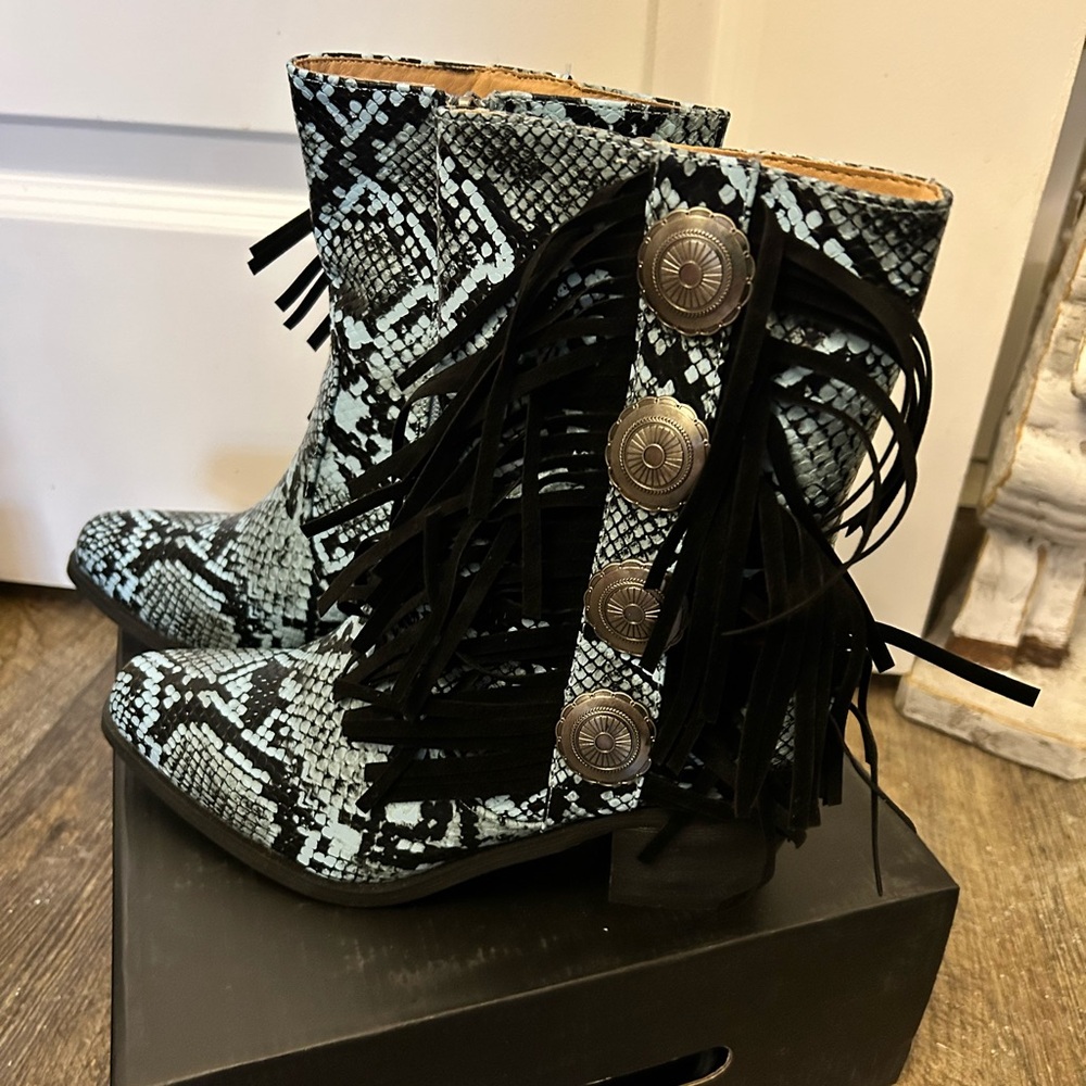 Stylish Black and Turquoise Snake Print Women's Boots